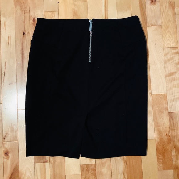 Micheal Kors mini skirt with sliver hard wear - Picture 9 of 11